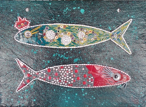 Support ardoise décorée avec deux poissons en mosaïques pâte de verre espagnole et autres matériaux